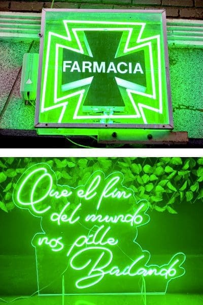 Un letrero de neón que dice farmacia en color verde