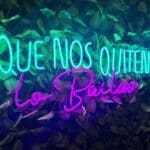 Letrero neon frase que nos quiten lo bailao rosa y azul