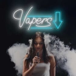 Una mujer fumando un Neón Vapers frente a un letrero de neón.