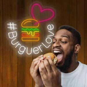 Un hombre se encuentra disfrutando de una deliciosa #BurgerLove Neón.