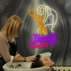 Una mujer cortándose el pelo en Neón Beauty Salon.