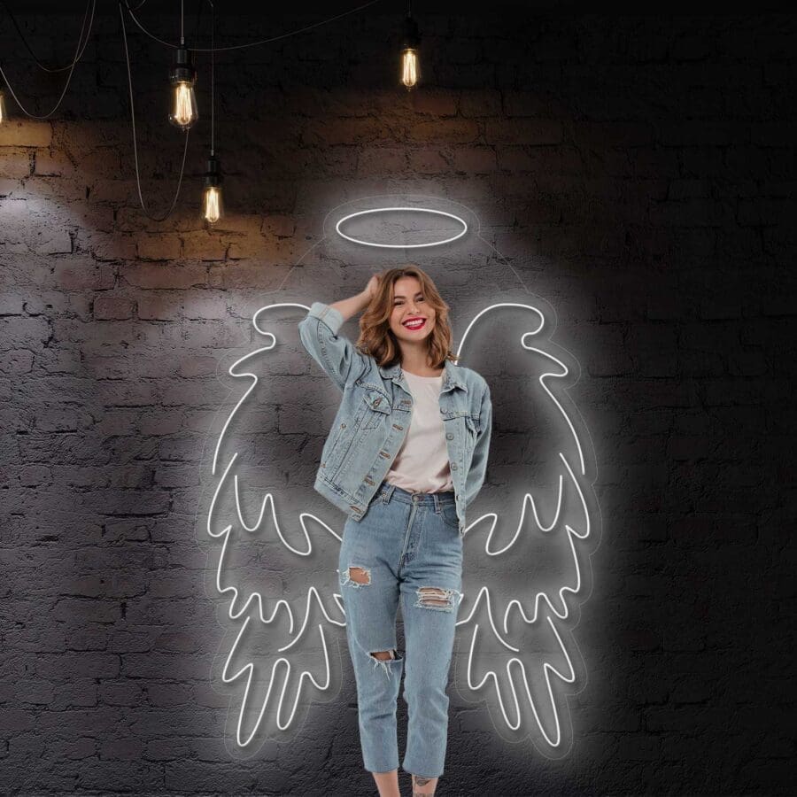 Una mujer con Alas de Ángel Neón posando para una fotografía iluminada con luces de neón.