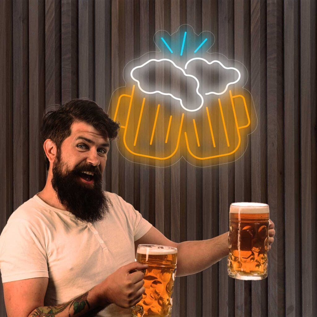 Un hombre barbudo sosteniendo dos vasos de Neón Brindis Cerveza, iluminados por un rayo de luz de neón.