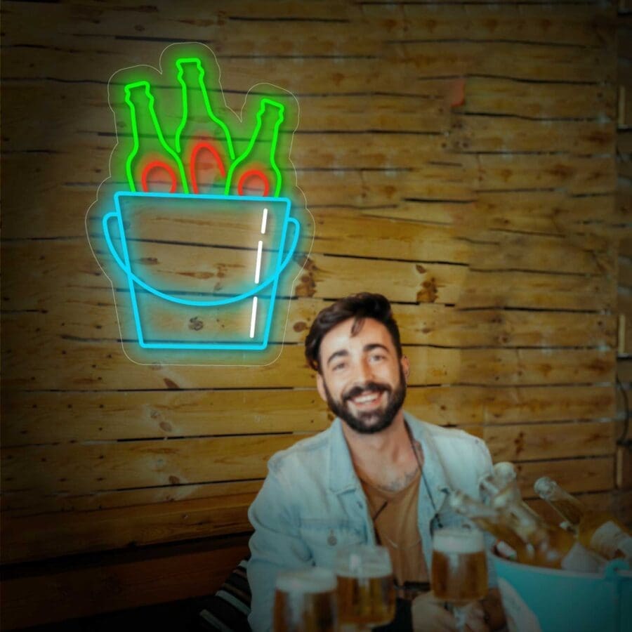 Un hombre sosteniendo un Neón Cubo de Cervezas frente a una pared de madera.