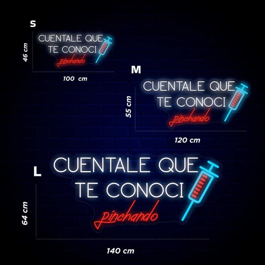 Tres letreros de Neón Cuéntale que te conocí pinchando muestran la frase "CUÉNTALE QUE TE CONOCÍ pinchando" en varios tamaños: S, M y L. Los letreros de neón están iluminados en azul y rojo y presentan un gráfico de jeringa, perfecto para una toma genial. momento de selfie.