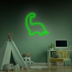 Una luz de neón verde con forma de dinosaurio decora la habitación de un niño, que también cuenta con una tienda de campaña, un ordenador, peluches y una silla.