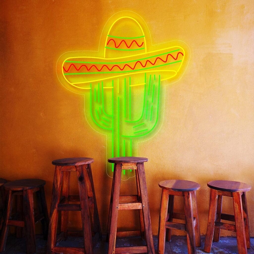 Letrero de neón con forma de cactus y sombrero sobre una pared amarilla encima de cinco taburetes de bar de madera.